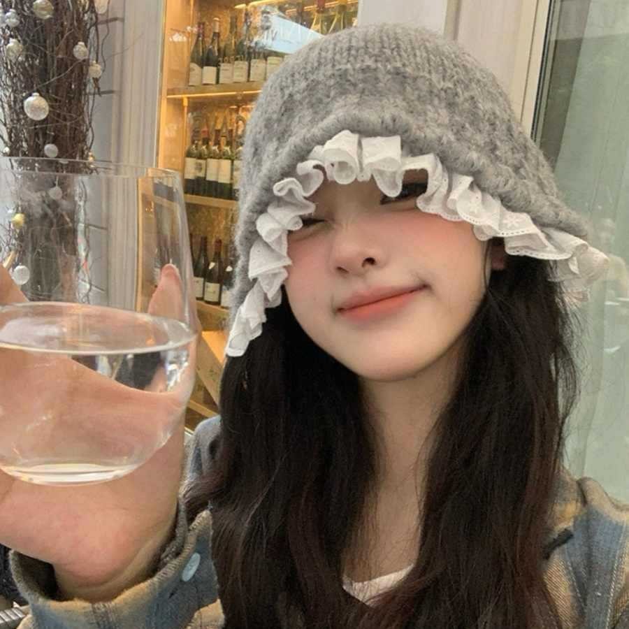 怠zyなスタイルの帽子女性秋と冬の甘いレースニットウールの帽子は、小さな暖かくて一致する盆地の帽子を示しています