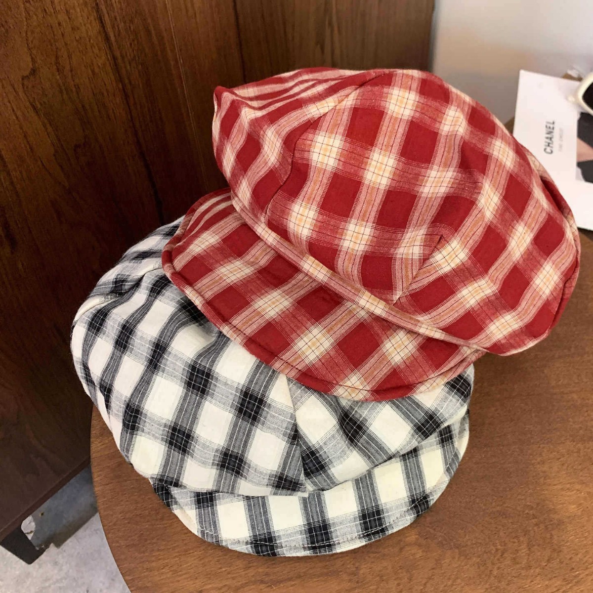 日系レトロなチェック柄ベレー帽子春と秋の頭でっかち顔見せ画家帽文芸百合雲帽子