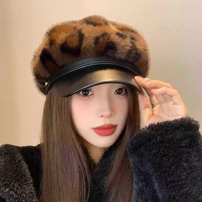 秋冬の新作帽子女性用ヒョウ柄八角帽金属製のロゴ入りワイドつばが小顔に見えるスタイリッシュで高級感のあるハンチング帽