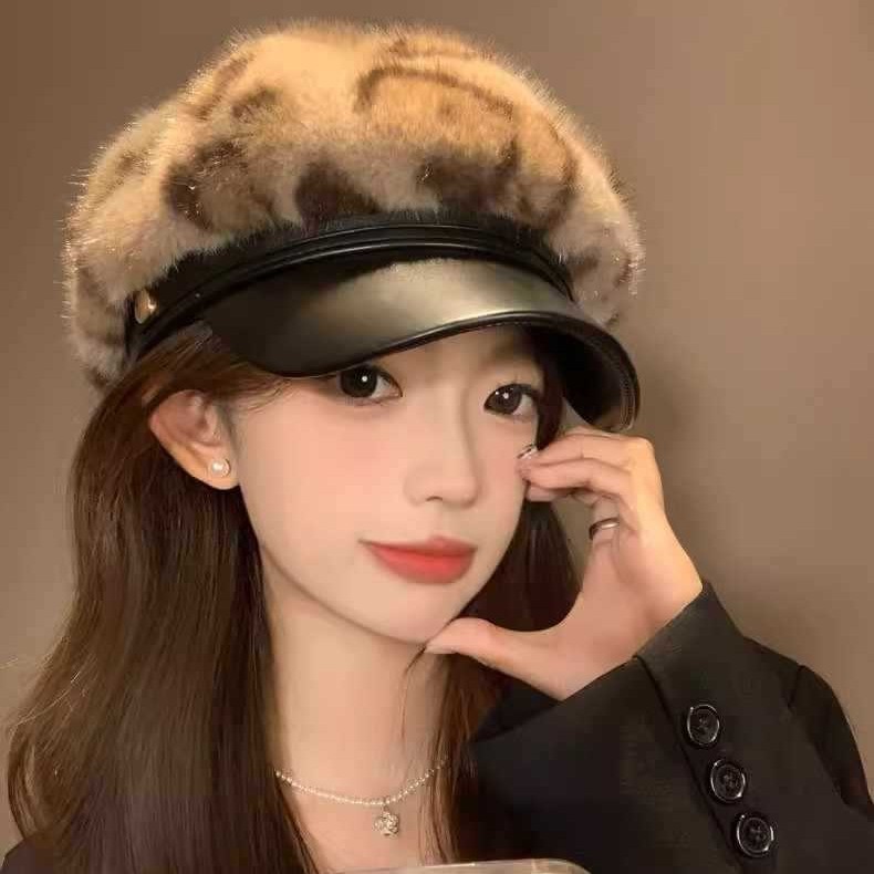 秋冬の新作帽子女性用ヒョウ柄八角帽金属製のロゴ入りワイドつばが小顔に見えるスタイリッシュで高級感のあるハンチング帽