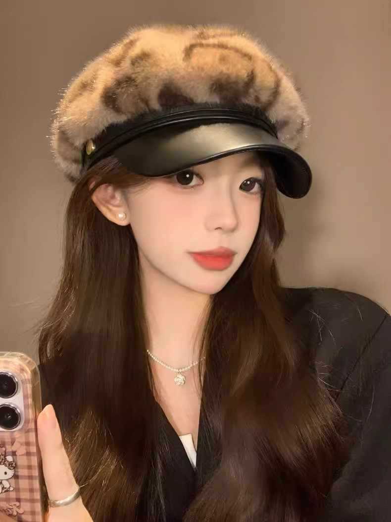 秋冬の新作帽子女性用ヒョウ柄八角帽金属製のロゴ入りワイドつばが小顔に見えるスタイリッシュで高級感のあるハンチング帽